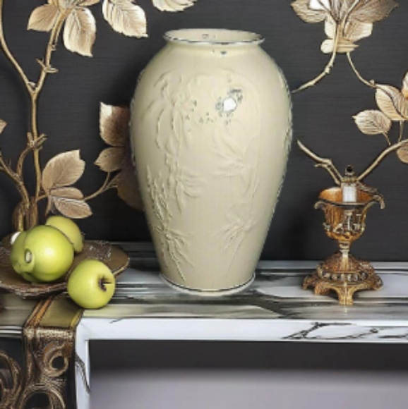 Elegant VTG Lenox Iris Floral Vase in Ivory and Gold for Home Interior Decor - Picture 2 of 7